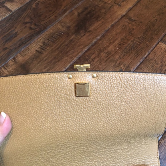 Tory Burch Tan Shoulder Bag with Gold Accents - Picture 5 of 7